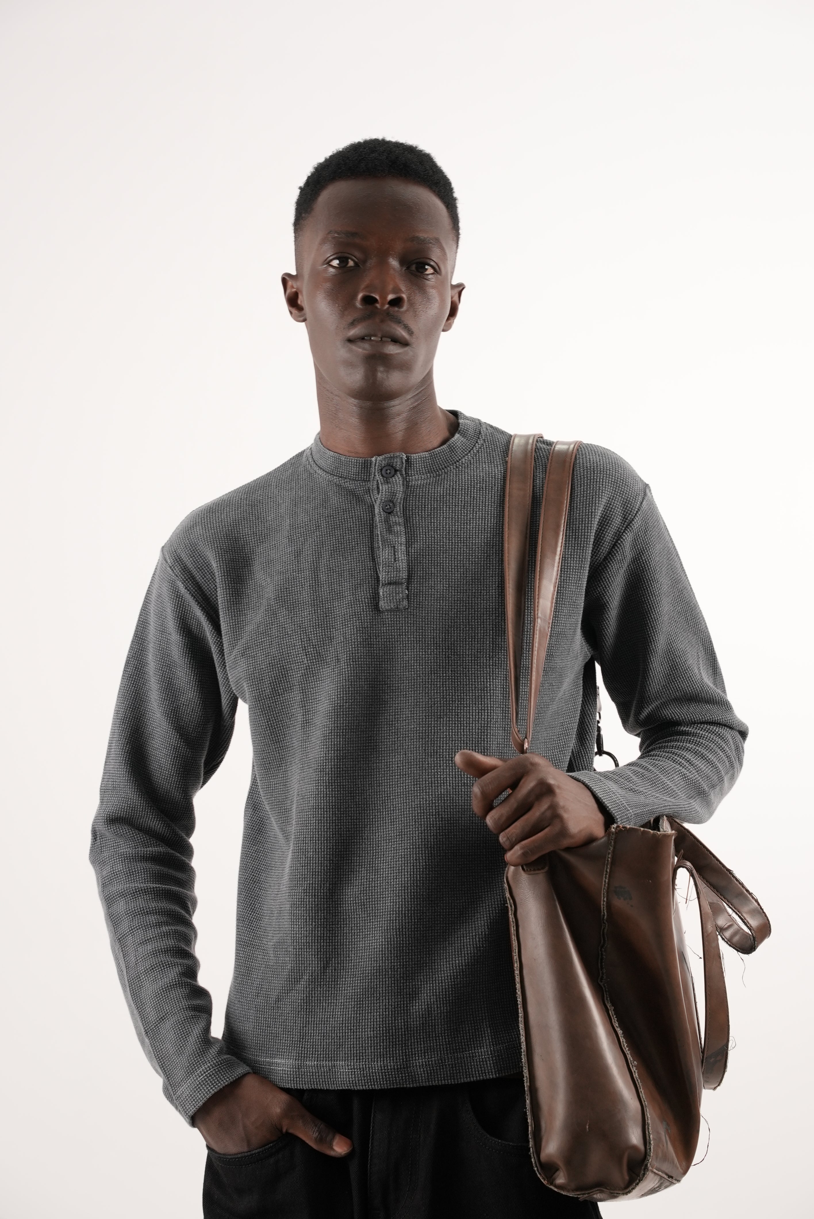 HENLEY WAFFLE BLACK ACID WASHED TEE